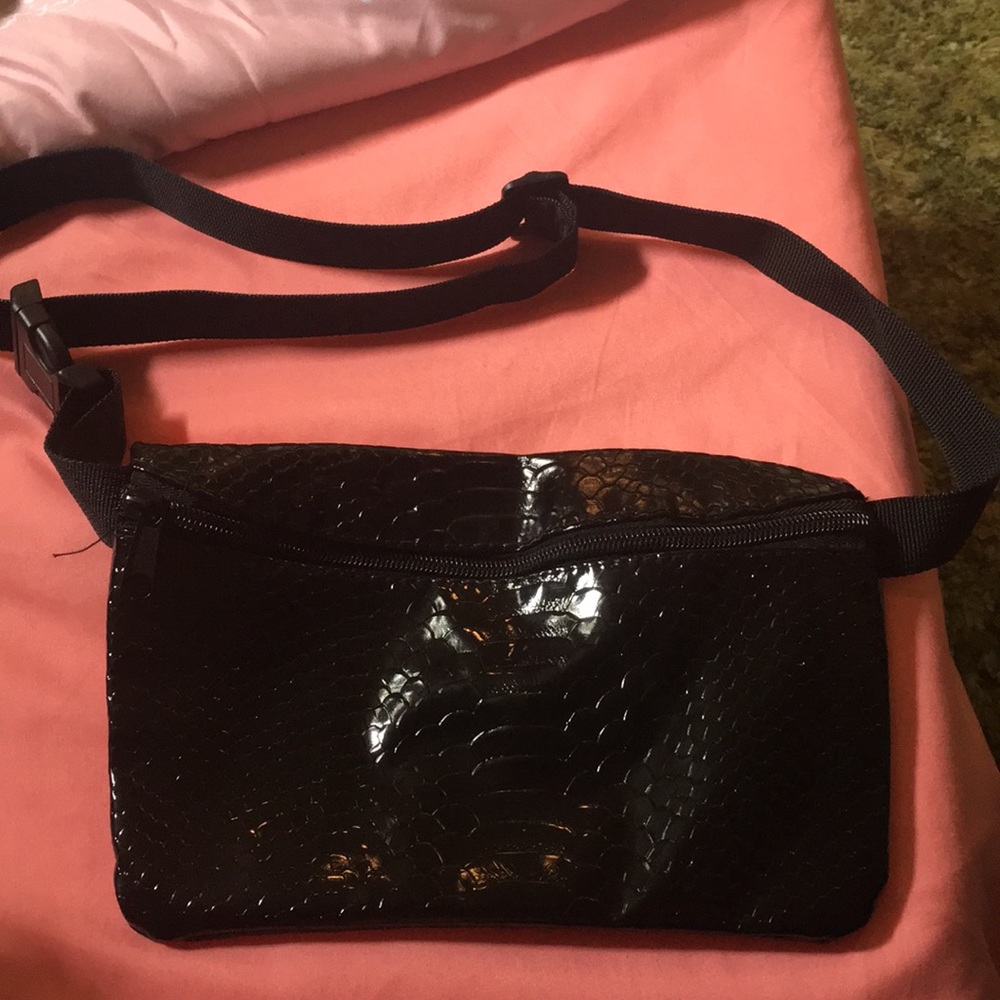 Black fanny pack